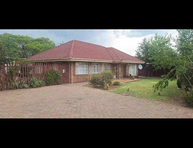 9 BEDROOM HOUSE FOR SALE IN KEMPTON PARK EXT 03
